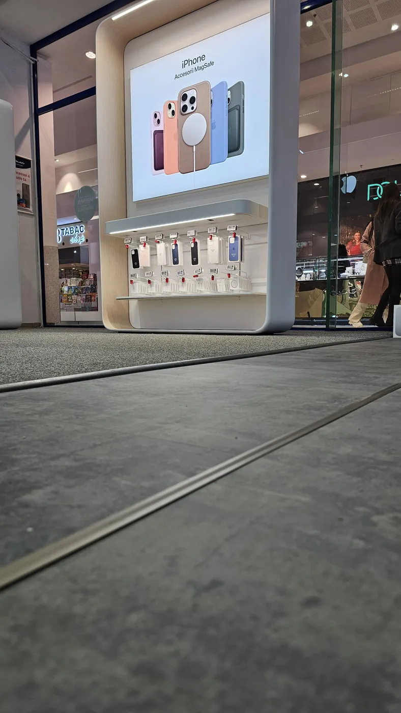 Proiectele noastre — profile premium montate in lucrari reale din Romania proiect minileiste ul20x5 profil trecere la stand apple in magazin showroom - Proiectele noastre — profile premium montate in lucrari reale din Romania