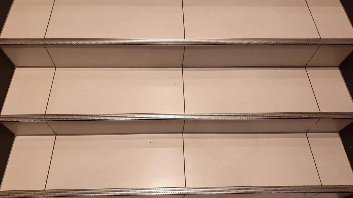 Proiectele noastre — profile premium montate in lucrari reale din Romania proiect profil treapta inox mall spatii acces - Proiectele noastre — profile premium montate in lucrari reale din Romania