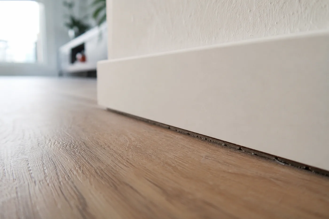 Rost deschis intre plinta si parchet? In constructiile noi sapa se taseaza - Minileiste se preseaza la loc | PROFIL EXPERT l Profile Premium Gresie Faianta Parchet SPC Marmura | PROFILITEC rost deschis plinta parchet sapa tasata - Rost deschis intre plinta si parchet? In constructiile noi sapa se taseaza - Minileiste se preseaza la loc PROFILITEC picuratoare plinte coltare terminatii profile profesionale