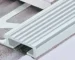 Profil Stairtec FO aluminiu argintiu montat pe treapta - detaliu PROFILITEC picuratoare plinte coltare terminatii profile profesionale