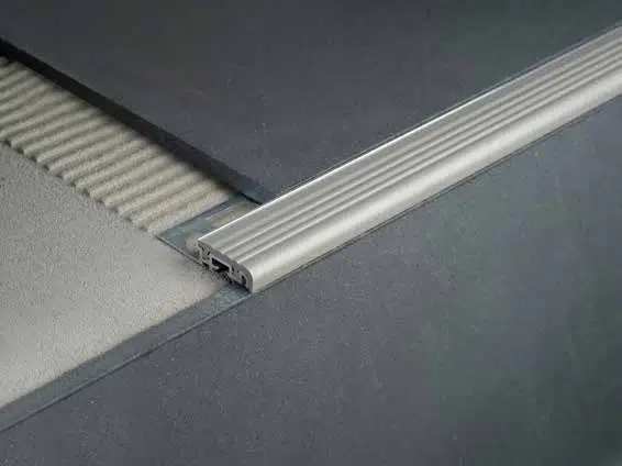 Profil treapta antiderapant Stairtec FS Profilitec | vizibil 30 mm cu insertie cauciuc, sistem clip – bara 2,7 m Profil treapta antiderapant Stairtec FS Profilitec | vizibil 30 mm cu insertie cauciuc, sistem clip – bara 2,7 m